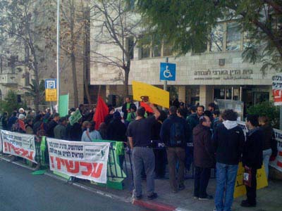 Demonstration of Faculty and Students in from of the labor court